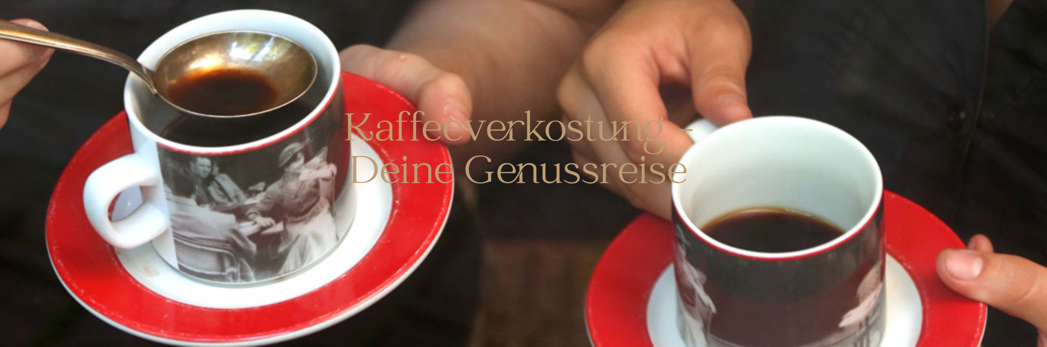 Kaffeeverkostung in der Kaffeerösterei Bad Saarow – zwei Personen halten Degustationstassen mit frisch gebrühtem Kaffee während der Sensorik-Verkostung