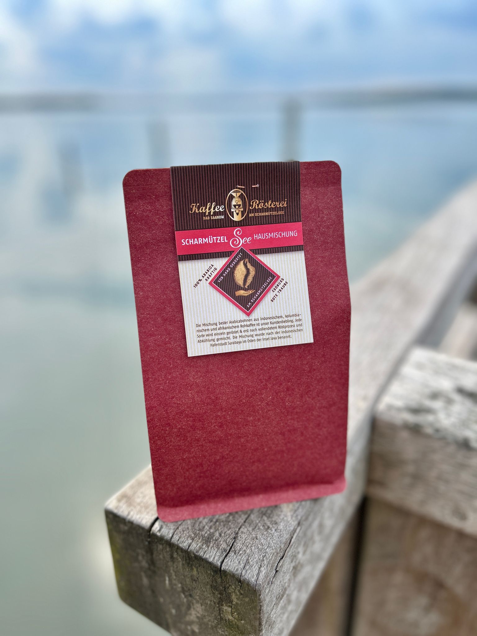kaffee aus der roesterei bad saarow am scharmuetzelsee auf einem steg am see fotografiert