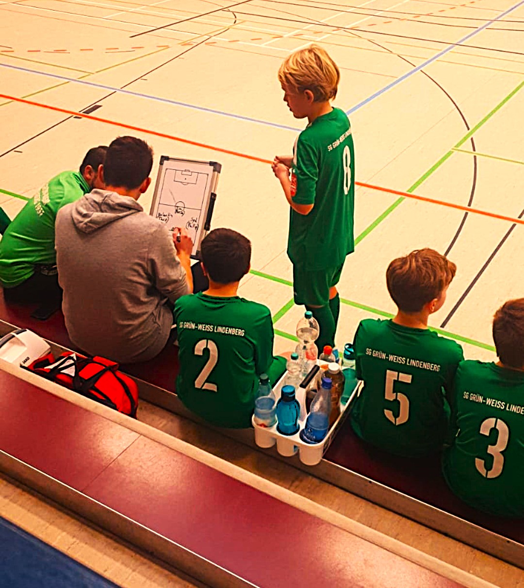 Engagement & Nachwuchsförderung – D-Jugend Bad Saarow | Kaffeerösterei Bad Saarow D-Jugend des SG Grün-Weiß Lindenberg beim Coaching in der Sporthalle – Engagement der Kaffeerösterei Bad Saarow für regionale Nachwuchsförderung