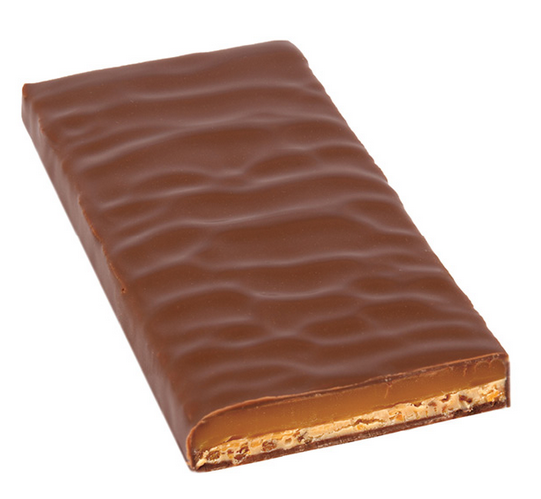 Anschnitt der Zotter Milchschokolade mit Butterkaramell, Mandelnougat und Karamell-Crisps