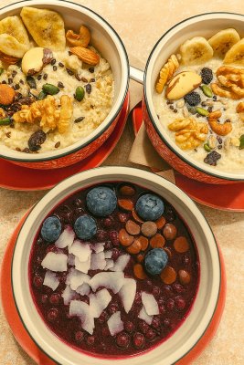 Porridge zum Frühstück im Café Bad Saarow – mit Beeren, Nüssen, Kokos und Banane