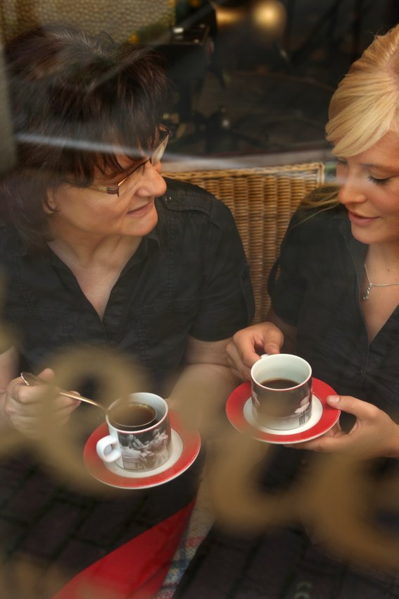 Mutter & Tochter der Kaffeerösterei Bad Saarow bei Kaffee Zwei Frauen genießen Kaffee in Bad Saarow – Familiengeschichte der Rösterei