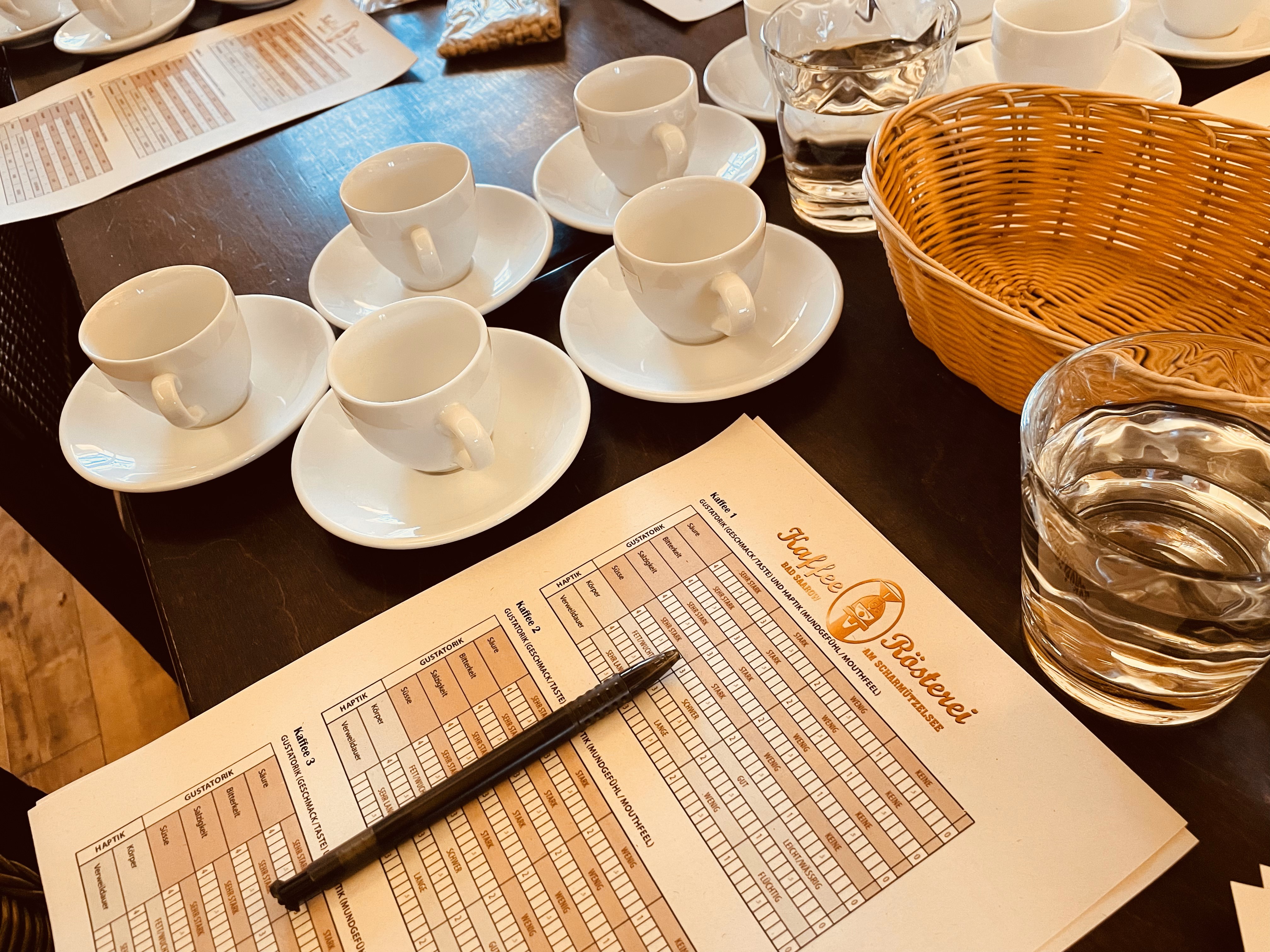 Barista erklärt Aromen bei einer Kaffeeverkostung in der Kaffeerösterei Bad Saarow – Sensorik, Wissen und Genuss