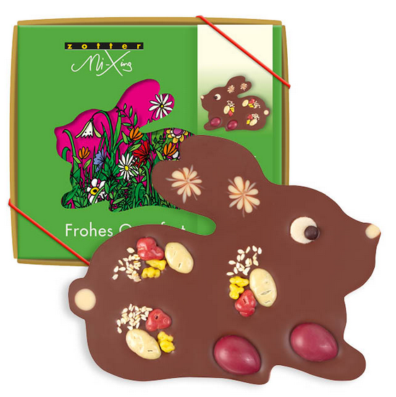 Bio Schokohase aus 50% Milchschokolade mit Erdbeercreme, Himbeer-Schokoeiern und natürlicher Osterdekoration in Geschenkbox