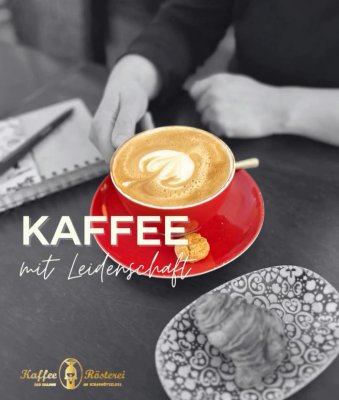 Kaffee mit Latte Art und Croissant im Café Bad Saarow