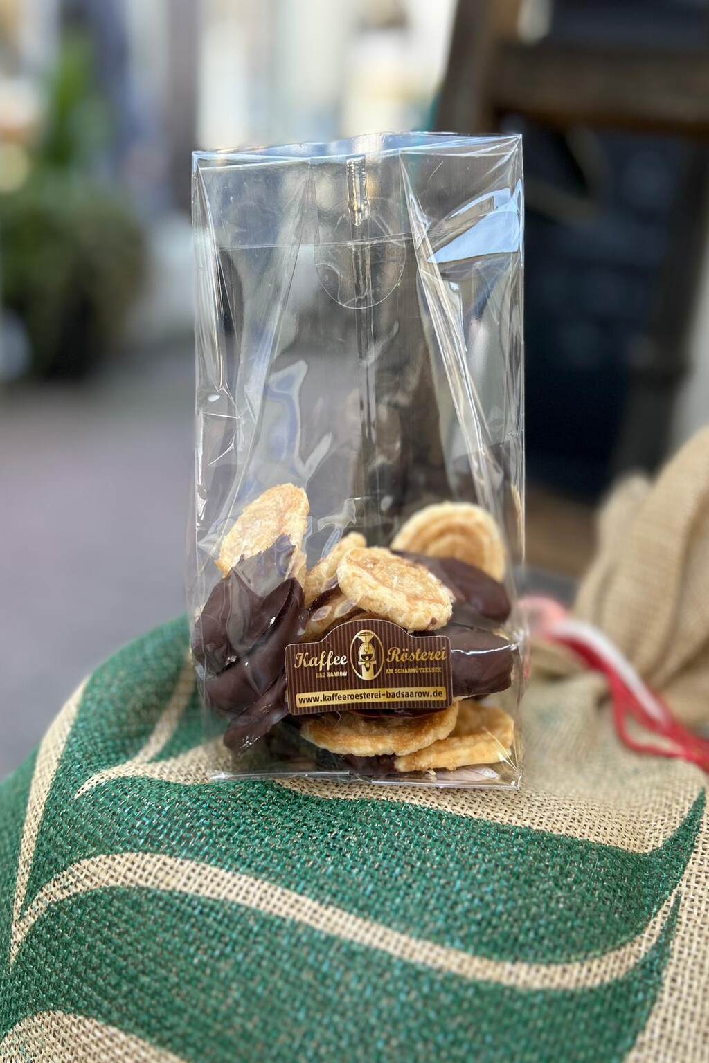 mini schweineohren mit zartbitterschokolade feines blaetterteiggebaeck aus eigener backstube