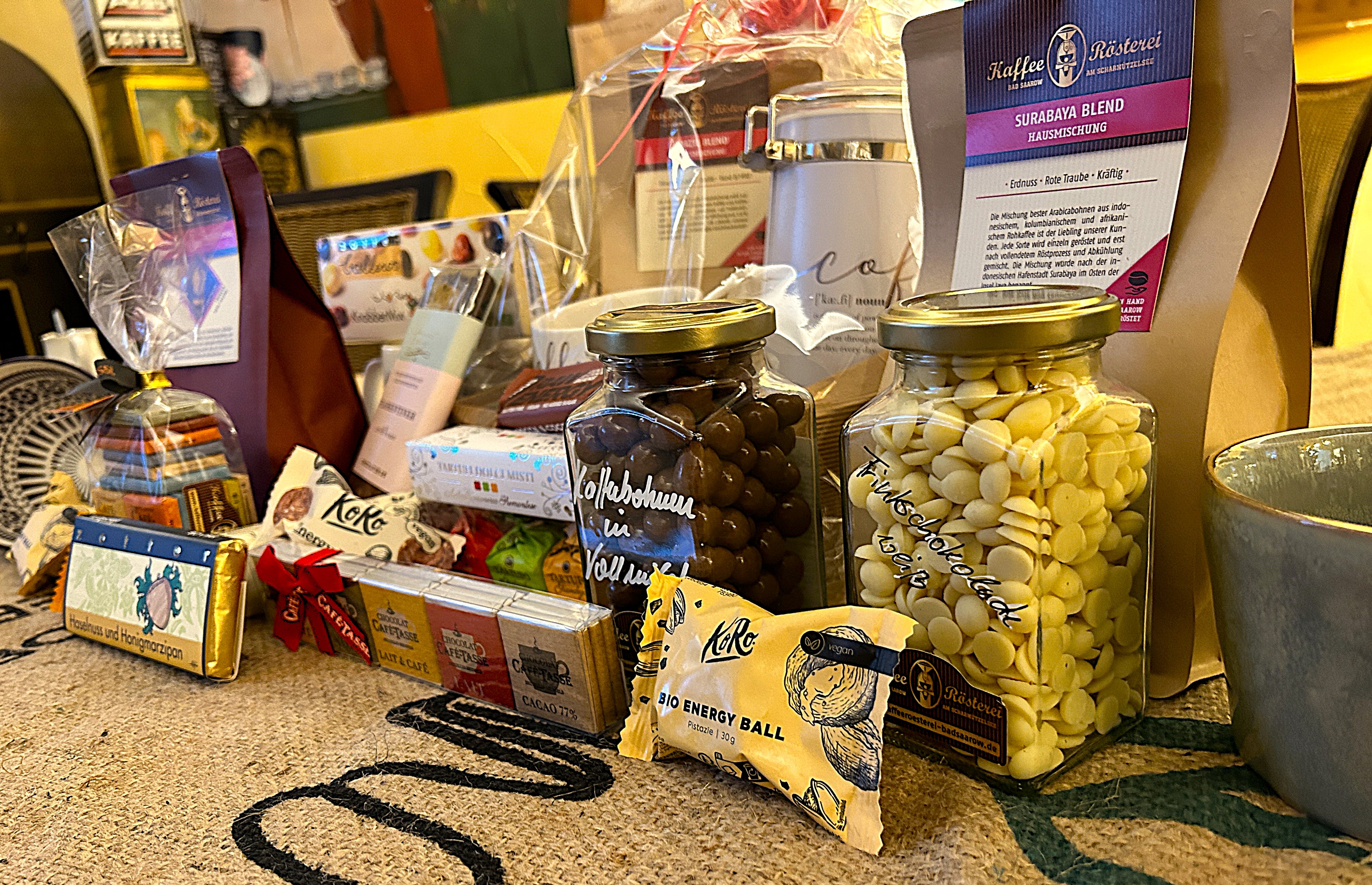 Kaffeerösterei Bad Saarow – Laden & Genusswelt mit Kaffee & Schokolade Laden & Genusswelt der Kaffeerösterei Bad Saarow – handgerösteter Kaffee, Schokolade & Geschenke in warmer Atmosphäre