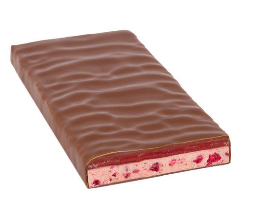 Anschnitt der Zotter Milchschokolade mit rosarotem Fruchtnougat und Himbeer-Karamell