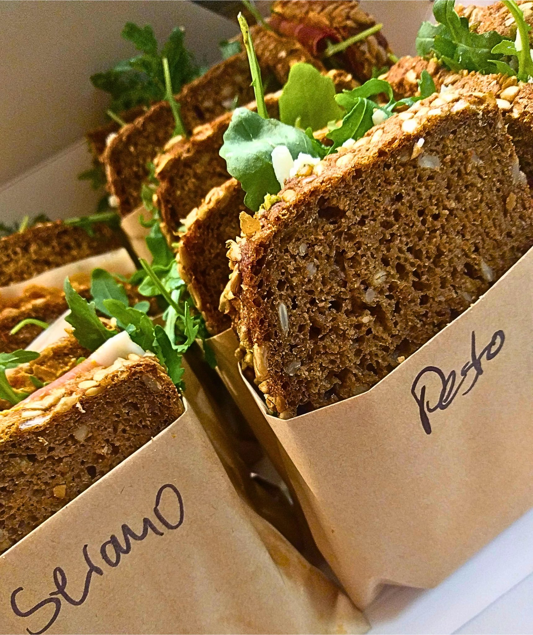 Frühstück im Café Bad Saarow – Vollkornbrot mit Pesto, Rucola & Serrano
