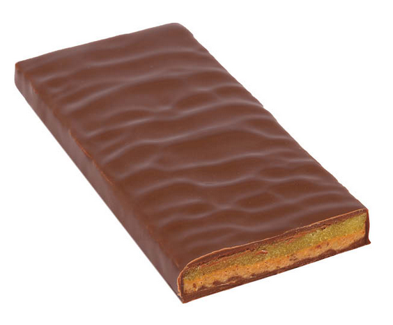 Detailansicht der Zotter Schokolade mit Gewürz-Marzipan, Zimt-Haselnussnougat und dunkler Milchschokolade.